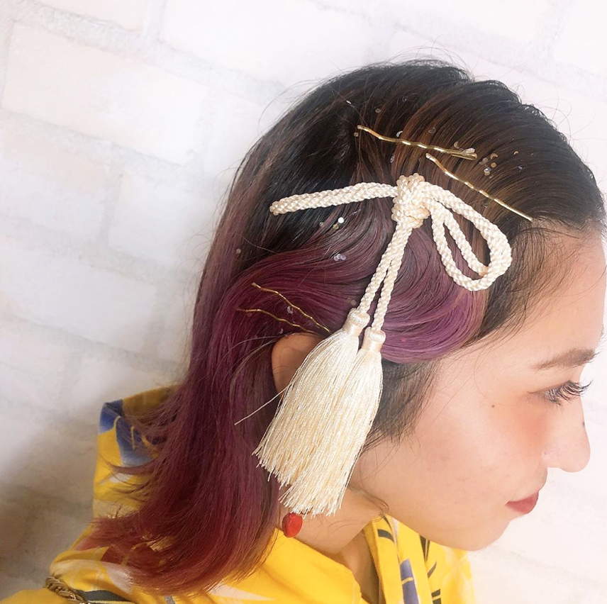 長めのリボンとレースの髪飾りで動く度にゆれるヘアアレンジ！